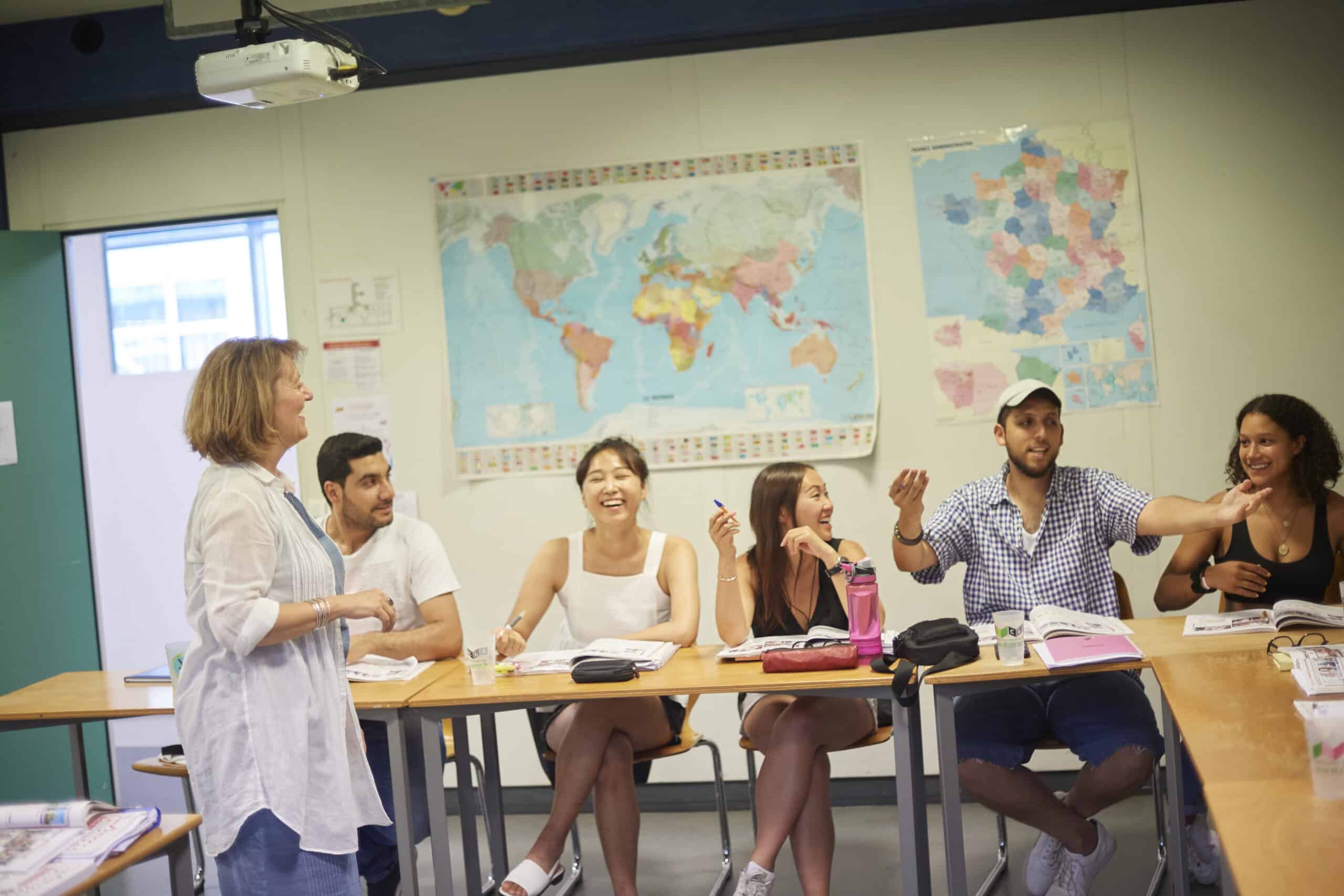 salle de cours avec une professeur et ses élèves 