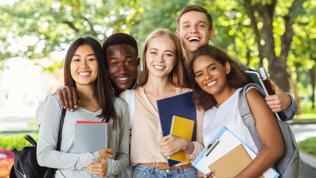 groupe d'étudiants et d'étudiantes de multiples nationalités